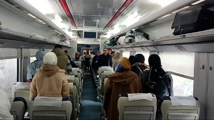 09.05’te tren durdu, yolcular saygı duruşunda bulundu