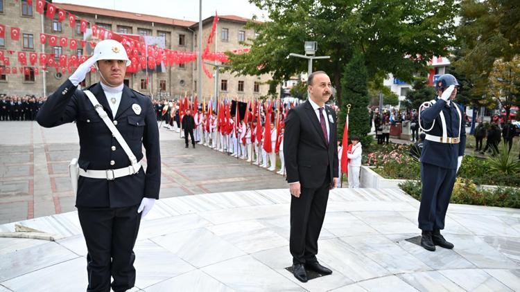 Atatürk saygı, minnet ve rahmetle anıldı