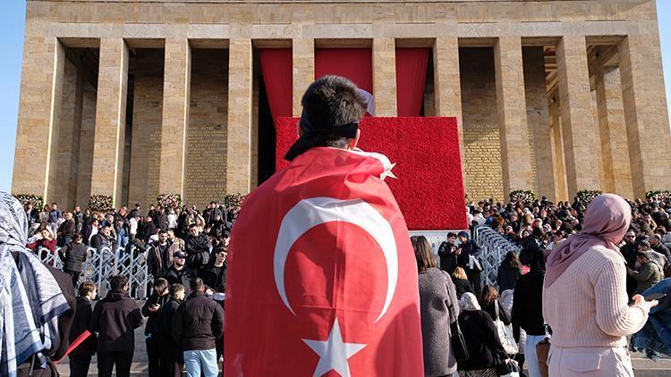 Anıtkabirde ziyaretçi yoğunluğu: Yurdun dört bir yanından akın ettiler