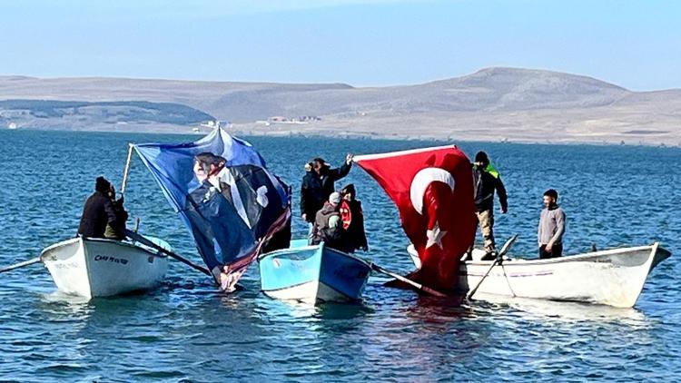 Çıldır Gölünde balıkçılardan Ata’ya saygı