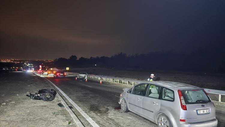 Adanada otomobil, motosiklete çarpıştı: 1 ölü, 3 yaralı