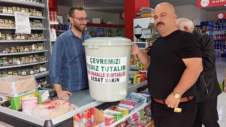 Temiz mahalle için esnafa çöp kovası dağıttı