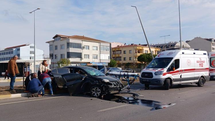 Refüjdeki aydınlatma direklerine çarpan otomobildeki 3 kişi yaralandı