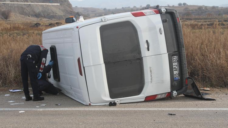 Çorumda işçi servisi ile traktör çarpıştı: 16 yaralı