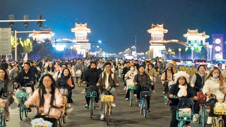 Çin’de gece pedal çevirme modası başladı: 100 bin bisikletli trafiği kilitledi