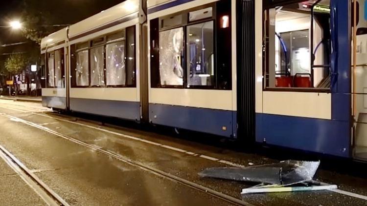 Amsterdam’da tramvay ateşe verildi