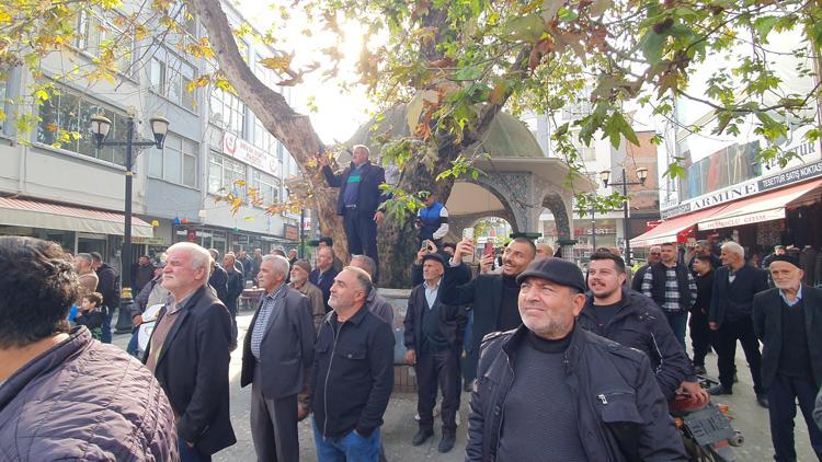 Çatıya konan akbabayı görüntülemek için yarıştılar