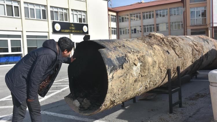 45 yıl önce içme suyu hattı için yerleştirilen borular, belediye önünde sergileniyor