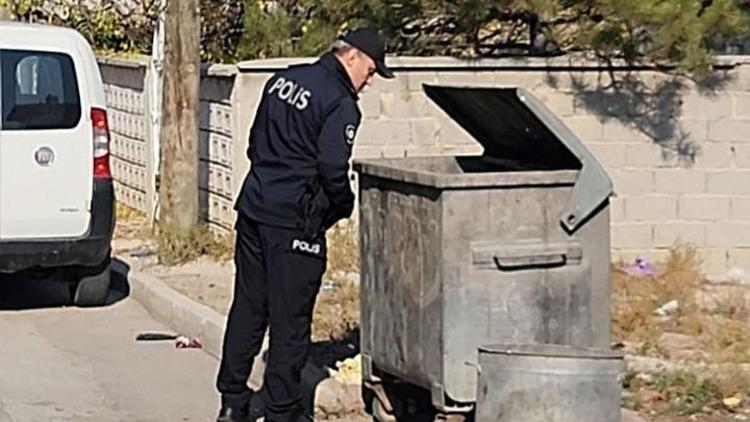 Konyada çöp konteynerinde yastık kılıfına sarılı bebek bulundu