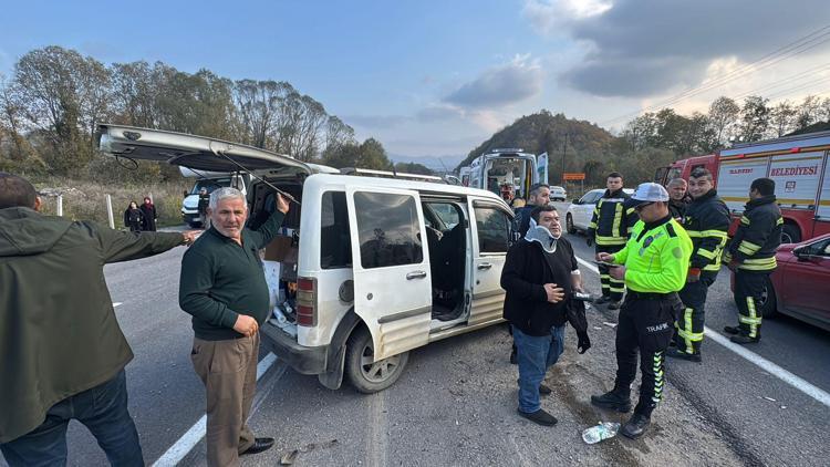 Hafif ticari araçla otomobil çarpıştı: 2si çocuk, 7 yaralı