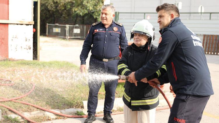 67 yaşında hayali gerçekleşti itfaiyeci oldu