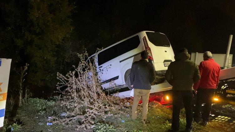 Bursada yoldan çıkan minibüs dere yatağına düştü