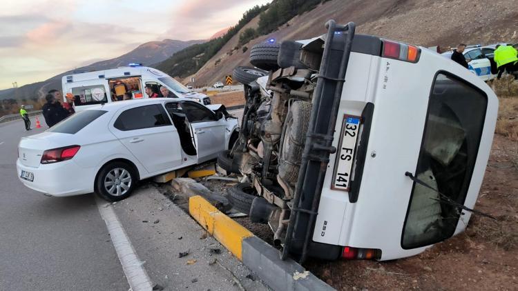 Otomobille minibüs çarpıştı: 5 yaralı