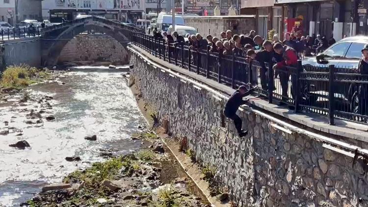 Bitliste dereye düşen kekliği mahalleli kurtardı