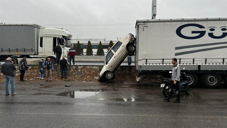 Sakaryada bariyerleri aşan otomobil tırın dorsesinde asılı kaldı