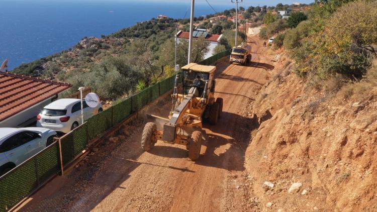 Kaş Belediyesi yol yapım çalışmalarını sürdürdü