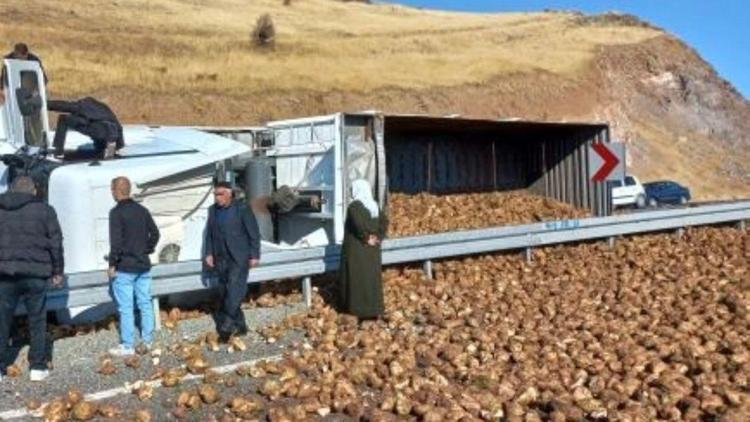 Elazığ’da devrilen TIR’ın şoförü yaralandı, tonlarca pancar yola saçıldı