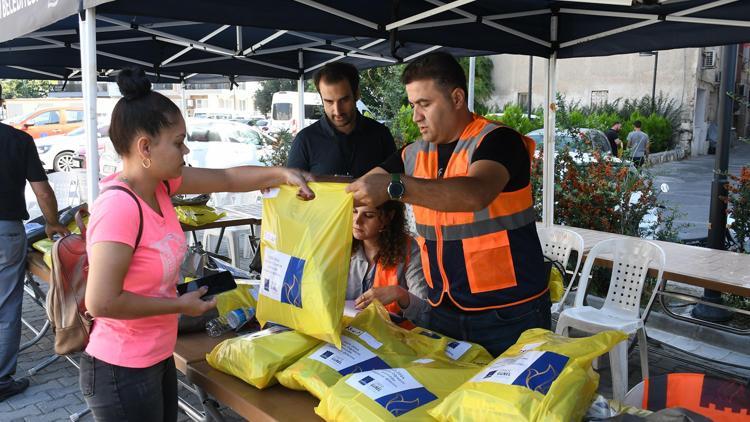 Kuşadasında öğrencilere beslenme, kırtasiye ve burs desteği