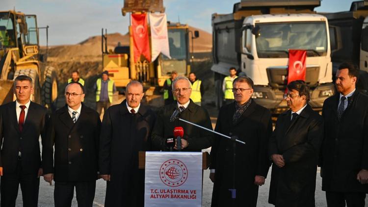 Ulaştırma ve Altyapı Bakanı Uraloğlu, Van Çevre Yolunda incelemelerde bulundu