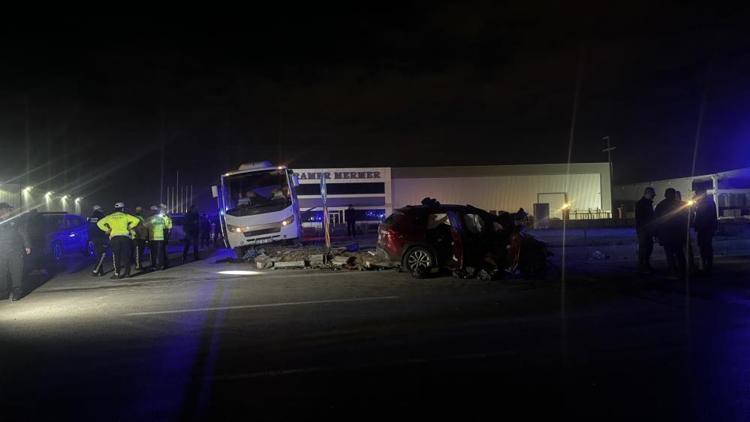 Polis minibüsü ile otomobil çarpıştı: 1 ölü, 11 yaralı