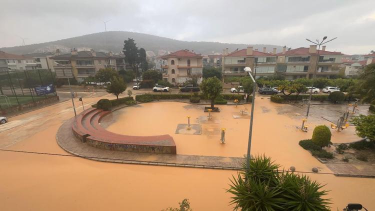 Çeşmede sağanak; yollar göle döndü