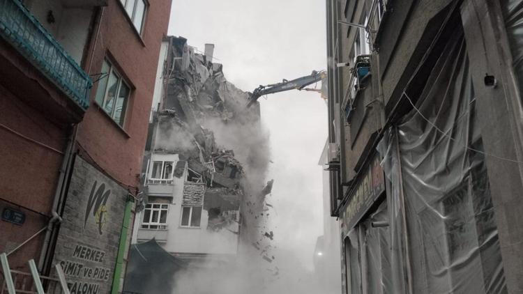 Çorumda doğal gaz kaynaklı patlamada kullanılamaz hale gelen binanın yıkımına başlandı