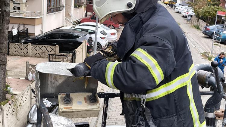 Ağaçta ipe dolanıp mahsur kalan kargayı itfaiye kurtardı