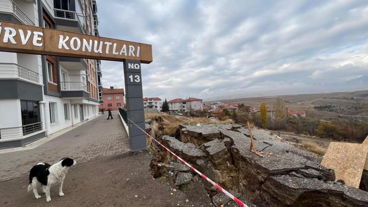 Ankarada toprak kayması; 10 katlı bina tahliye edildi