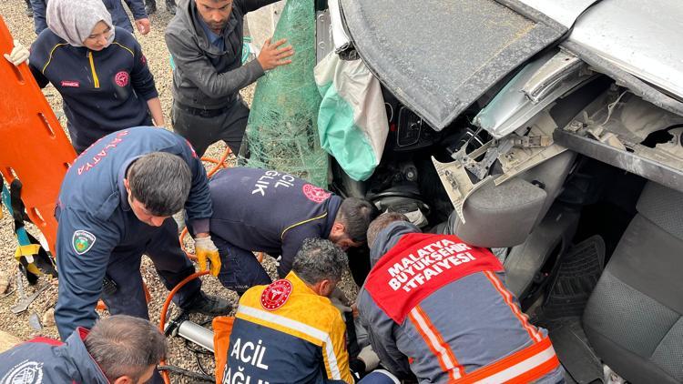 Malatyada otomobil şarampole devrildi: 4 yaralı