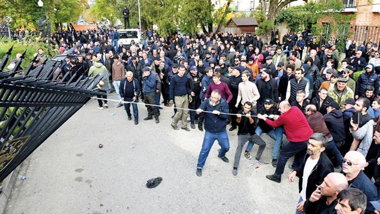 Rusya’nın arka bahçesi Abhazya da karıştı