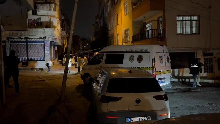 İstanbul-Bağcılarda korsan gösteri; maskeli grup polis otosuna taşla saldırdı -1