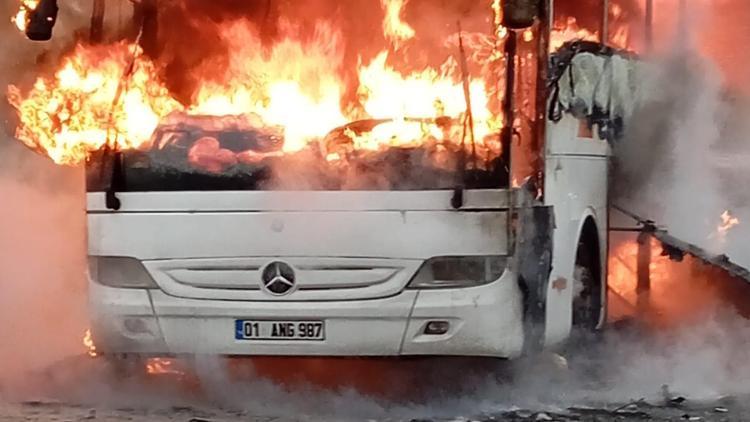 Otoyolda yolcu otobüsü alev alev yandı