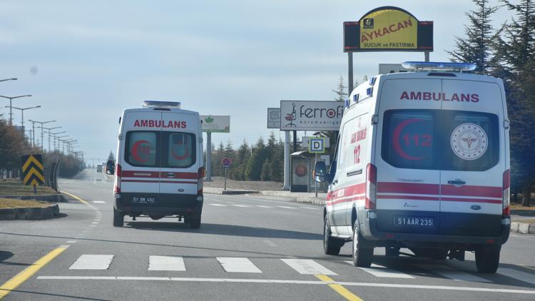 Niğde-Kayseri kara yolunda iki hafif ticari araç çarpıştı: 1i çocuk 7 yaralı