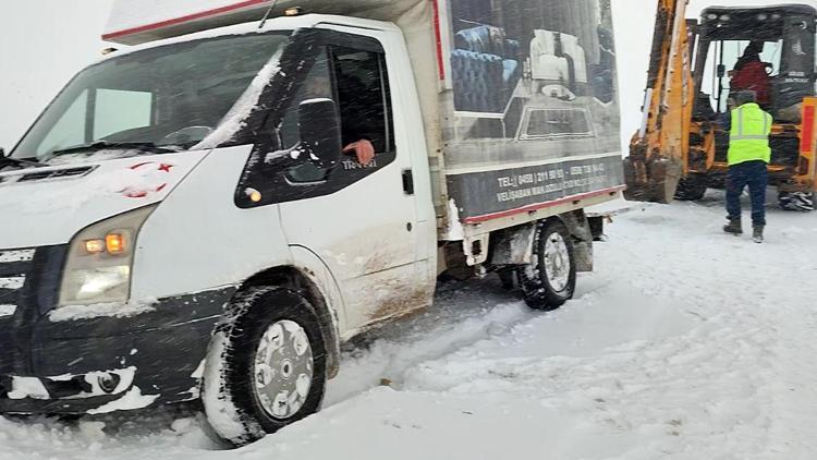 Kar nedeniyle yolda kalan kamyonet, iş makinesiyle kurtarıldı