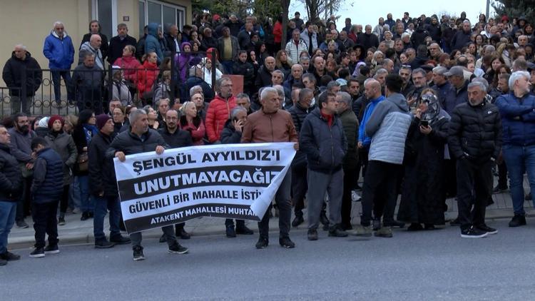 İstanbul-Küçükçekmecede kazada hayatını kaybeden hemşirenin yakınları olay yerine karanfil bıraktı