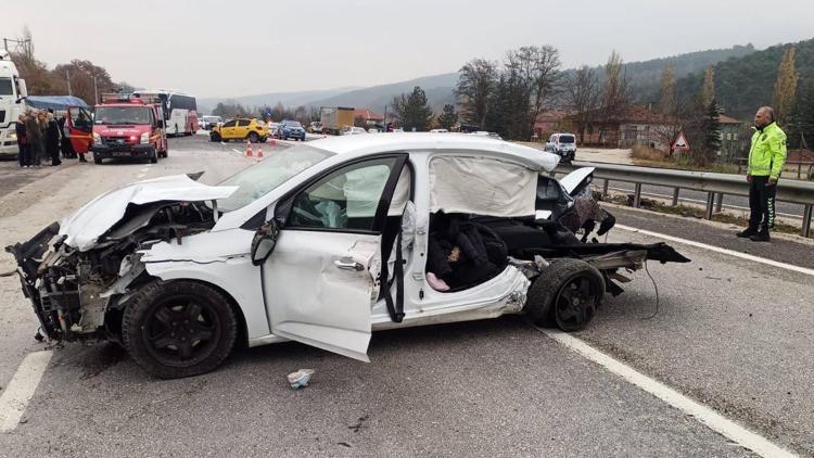 Taksi ile otomobil çarpıştı; Yeliz öğretmen ile 3 yaşındaki kızı öldü