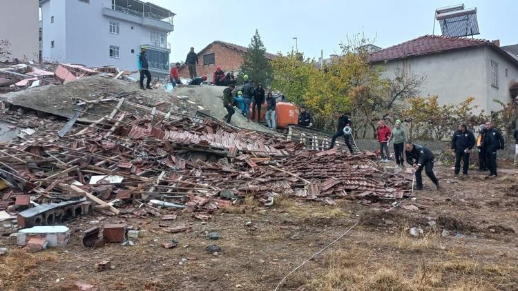 Ağır hasarlı bina çöktü; iş makinesi operatörü enkaz altında