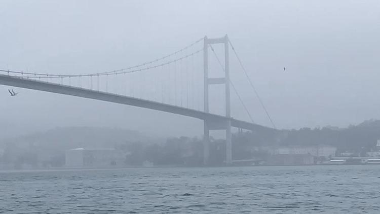 İstanbul Boğazında gemi trafiğine sis engeli