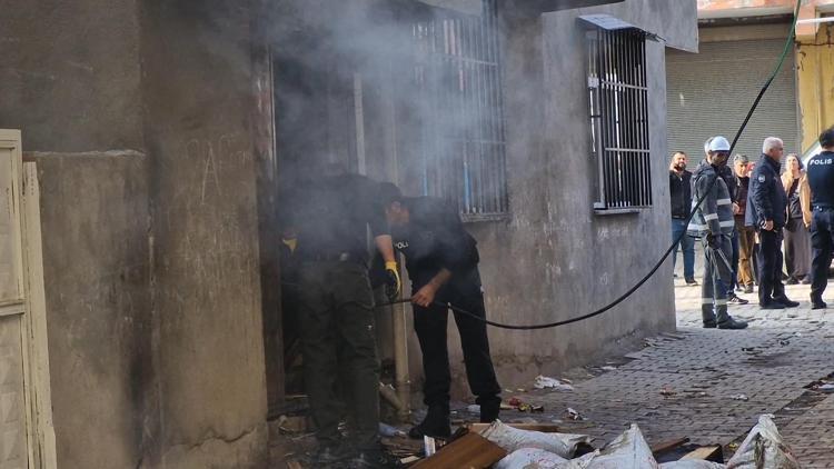 Yangına ilk müdahaleyi, komşuların uzattığı hortum ile polis yaptı