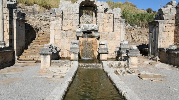 Pergedeki antik çeşmeden 1800 yıl sonra su akmaya başladı