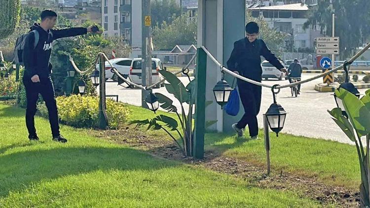 İskenderunda çimlere basma sesli uyarı sistemi gençlere eğlence oldu