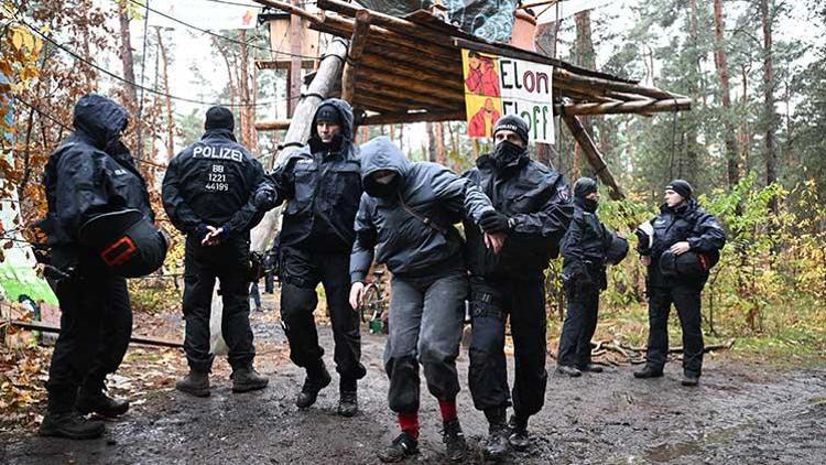 Polis aktivistlerin kampını dağıttı