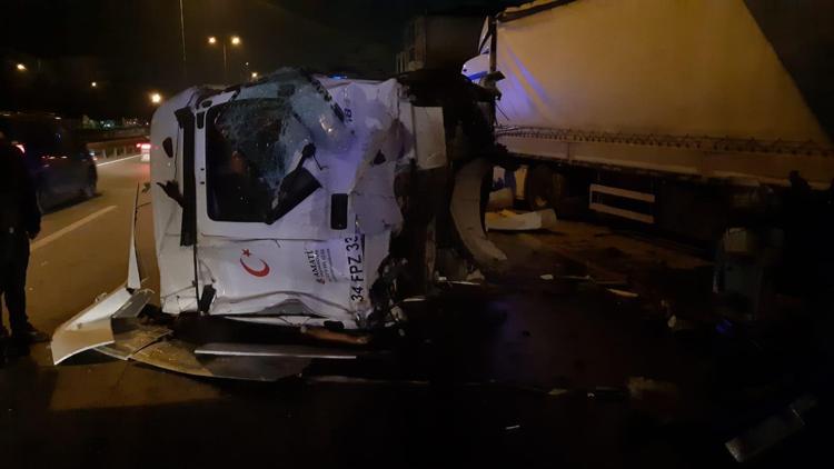 Emniyet şeridindeki TIRa çarpan TIRın kupası koptu; 1 yaralı