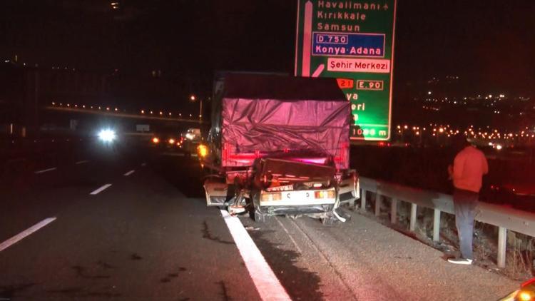 Ankarada, emniyet şeridindeki TIRa çarpan otomobilin sürücüsü öldü