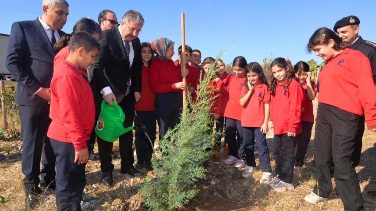 Osmaniye’de 100. Yıl Hatıra Ormanı’na öğretmenler için 130 fidan dikildi