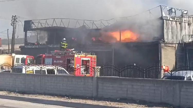 Niğdede otomobil tamirhanesinde yangın