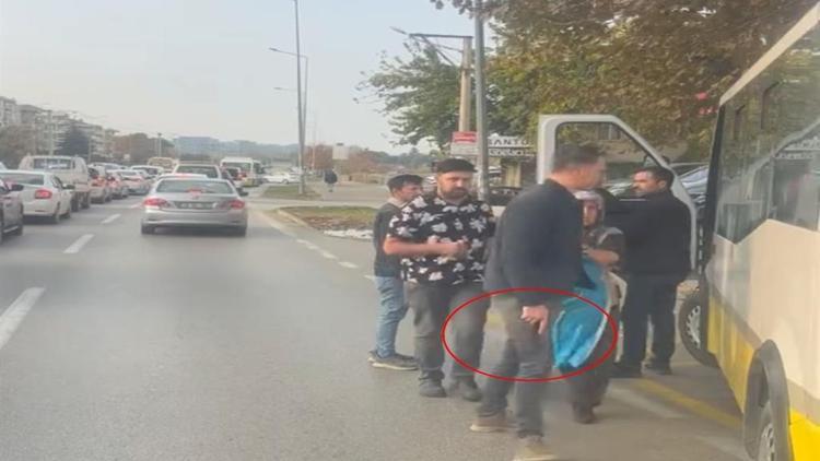 Belediye otobüsü şoförünü, durağa park ettiği otomobilinin fotoğrafını çektiği için tabancayla tehdit etmiş