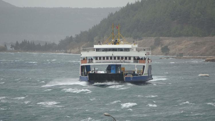 Çanakkalede feribot seferlerine lodos engeli