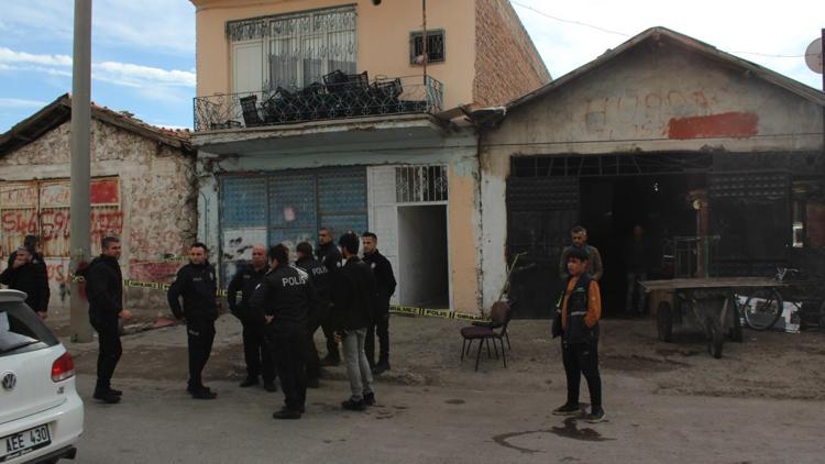 Başından tabanca ile vurularak öldürülmüş bulundu; şüpheli eşi aranıyor