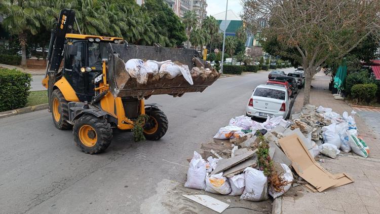 Yenişehir Belediyesi budama ve moloz atıklarını periyodik olarak topluyor